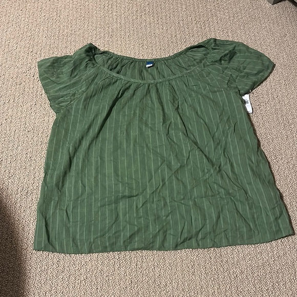 Old Navy Tops - 🥂 LIGHTWEIGHT TOP 🥂